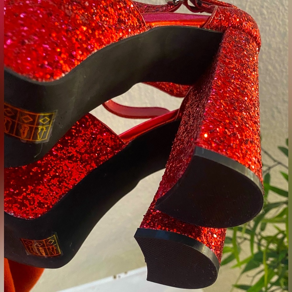 Red Heels 👠 - Picture 9 of 12